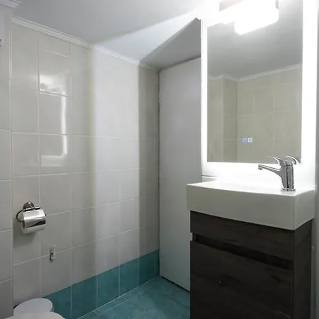 Chris And Mary White Tower Center Selanik