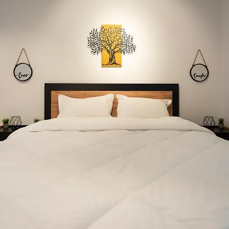 Chris And Mary White Tower Center Selanik